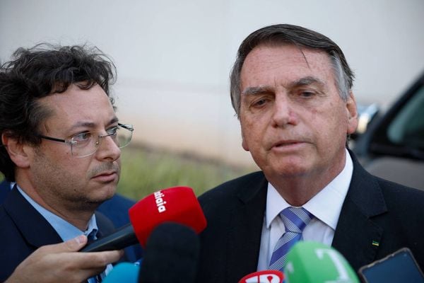 O advogado Fabio Wajngarten ao lado de Jair Bolsonaro após um dos depoimentos do ex-presidente à PF, em Brasília 