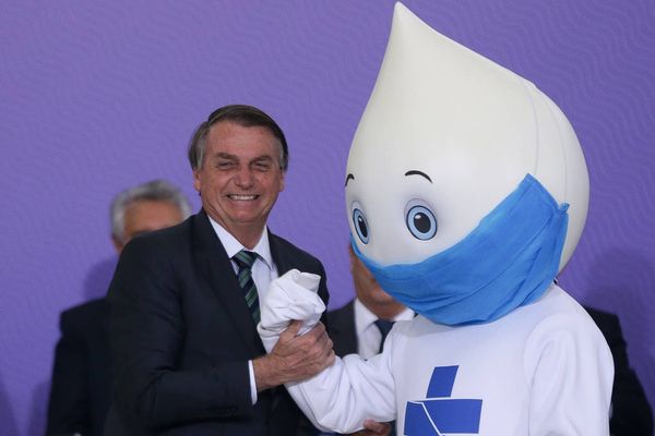 O ex-presidente Jair Bolsonaro (PL) ao lado de pessoa fantasiada de 'Zé Gotinha', símbolo das campanhas de vacinação do SUS, durante evento no Palácio do Planalto, em 2020