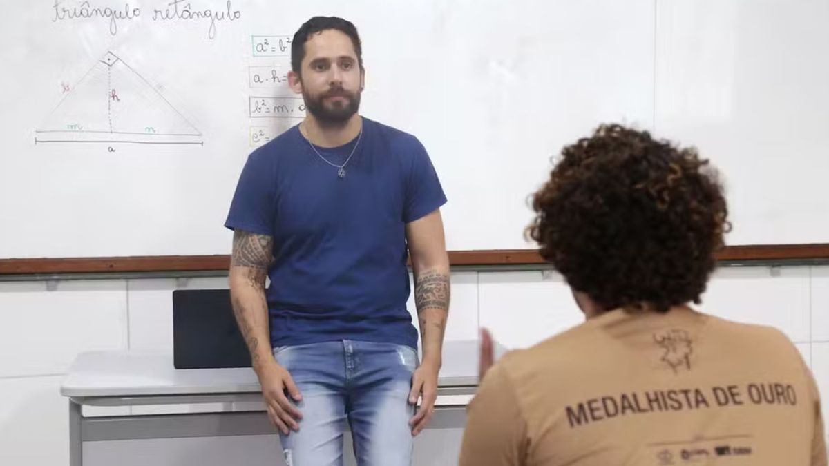 Professor Thuago incentiva os alunos a participarem de Olimpíadas de Matemática em Guaçuí