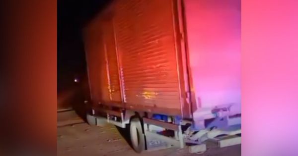 PRF disse que veículo foi encontrado abandonado às margens da rodovia, em Viana, na noite de terça-feira (19); caminhão havia sido furtado no último domingo (17)