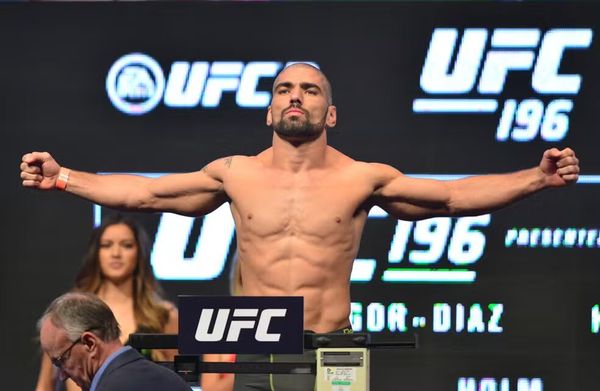 Marcelo Guimarães na pesagem do UFC 196