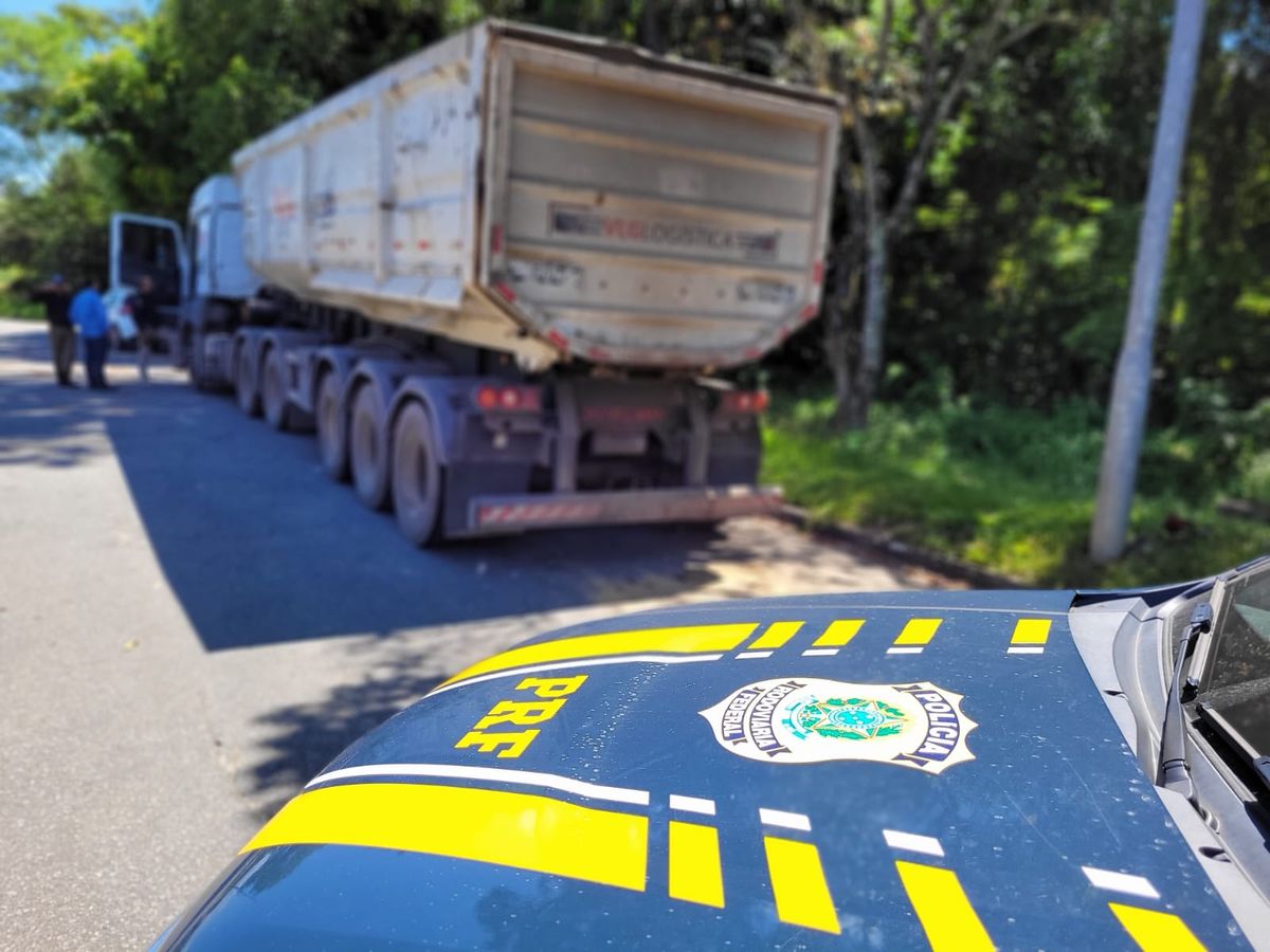 Caminhão com ferro gusa roubado na Serra