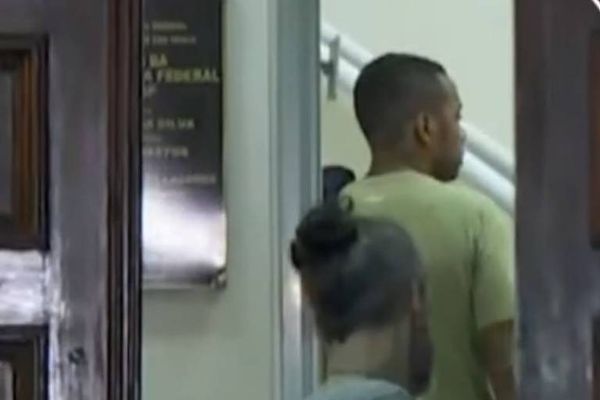 Robinho na sede da Polícia Federal em Santos, onde foi preso após decisão do STJ 