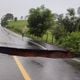 Imagem - Chuva no ES: rodovia cede e carros caem em cratera em Bom Jesus do Norte