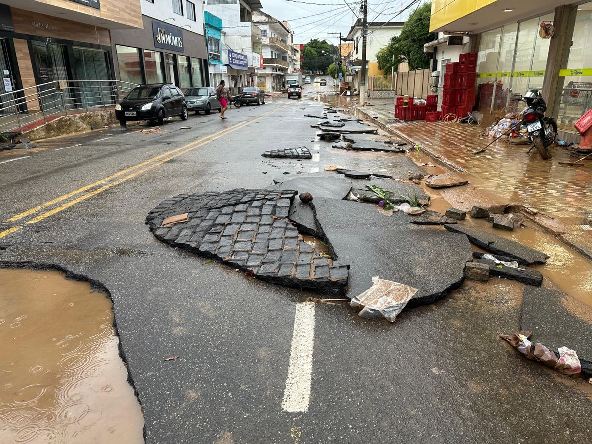 Ruas ficam destruídas após enchente em Jerônimo Monteiro por Divulgação - Prefeitura de Jerônimo Monteiro