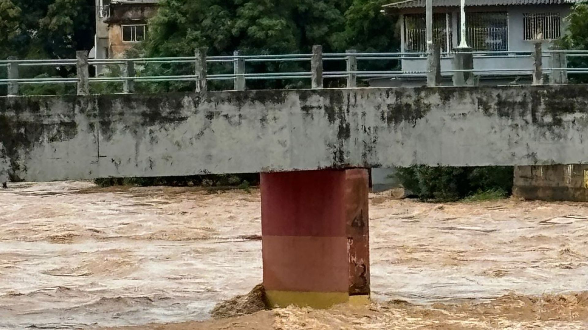 Por volta das 14h deste sábado (23), o rio que corta a cidade do Sul do Espírito Santo estava quase três metros acima do nível normal