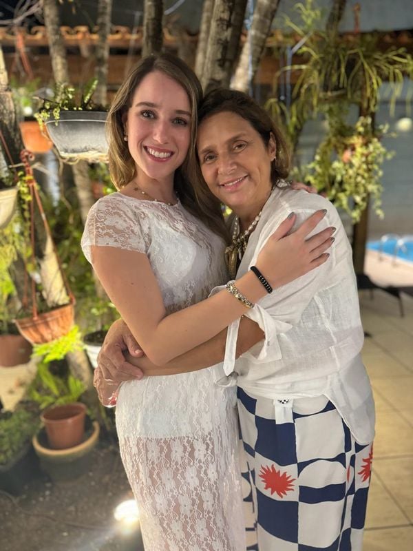 
Tereza Aragão recebeu sua Afilhada Marcela Wanderley Loureiro,  suas amigas e familiares para o chá de lingerie.