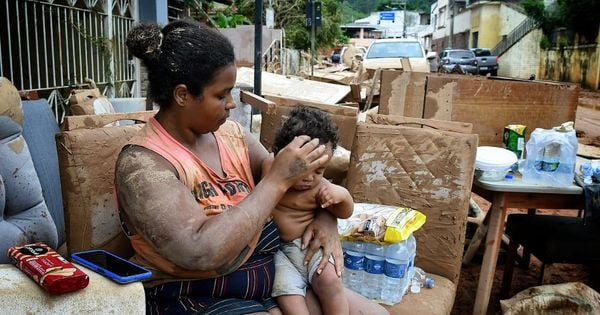 Por causa da forte chuva, rio encheu e invadiu casa onde estava mulher e os filhos, que agora estão com uma vizinha e depedem de doação para se alimentar