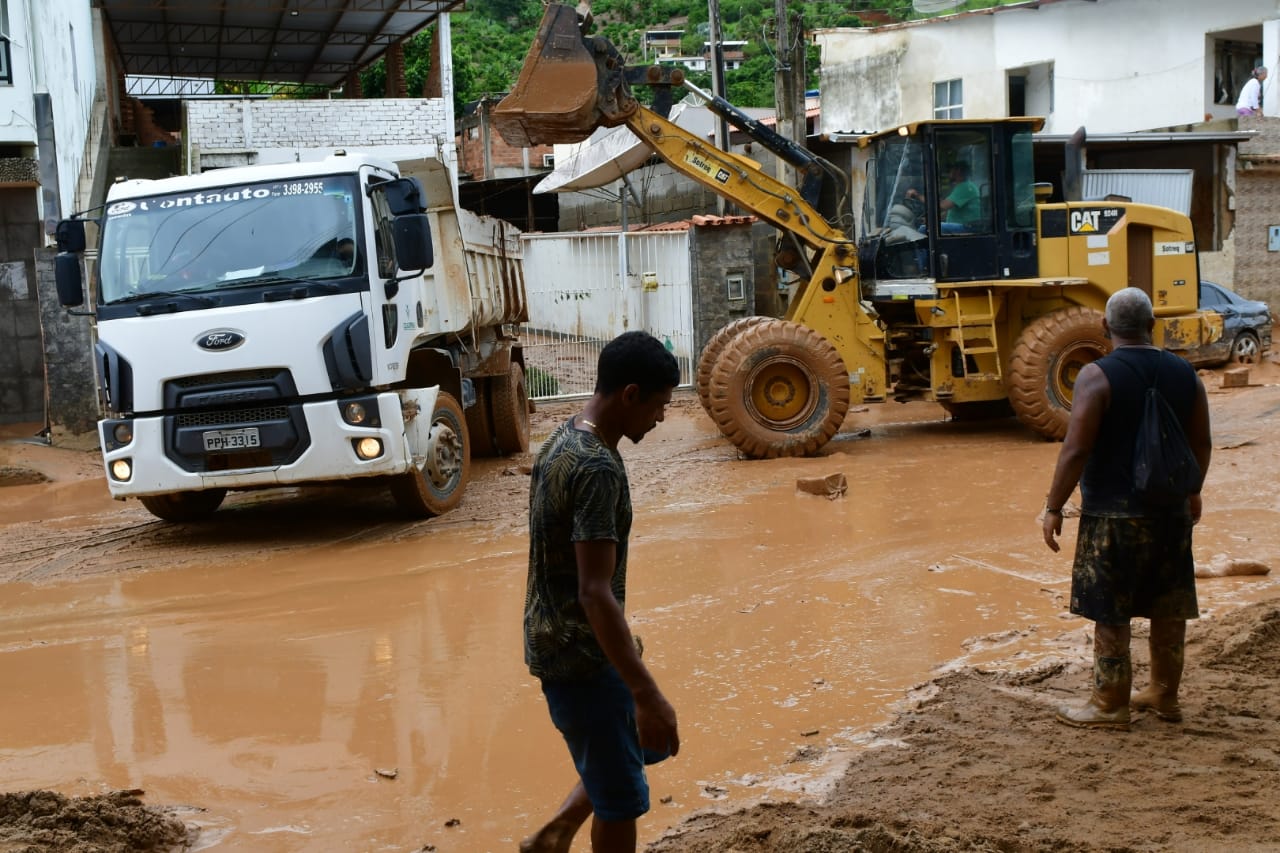 'As empresas que têm maquinário e podem ajudar, venham para Mimoso do Sul”, pediu. Cidade segue debaixo de lama dias após enxurrada