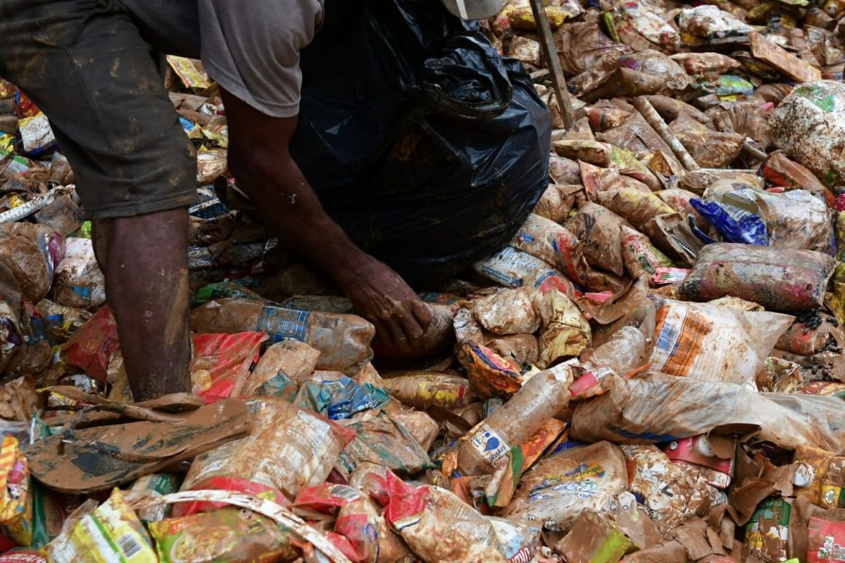 Pessoas tentam encontrar alimentos em meio à lama da destruição em Mimoso do Sul