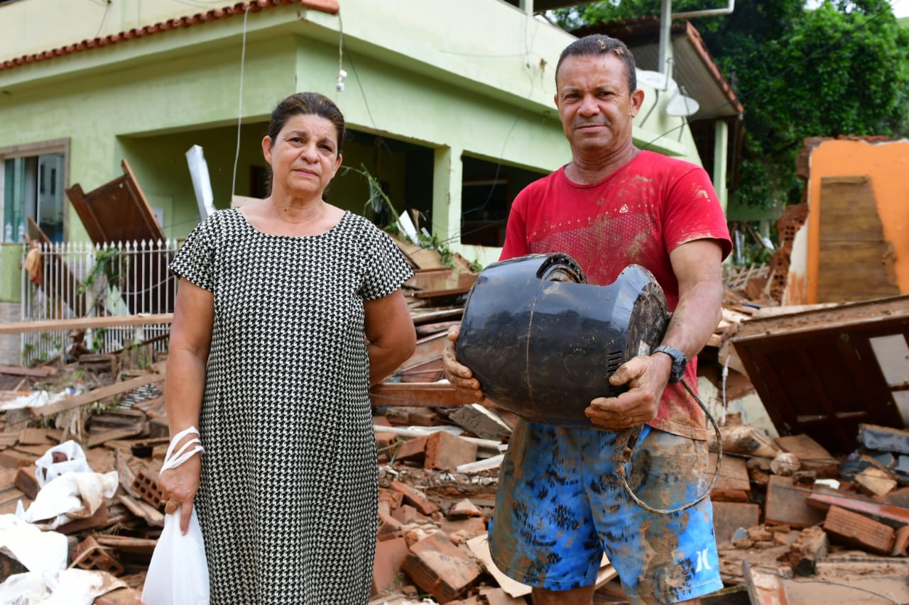 O aposentado Rogério Gomes Faria, de 59 anos, viu a residência e a lanchonete dele irem ao chão durante as chuvas na cidade