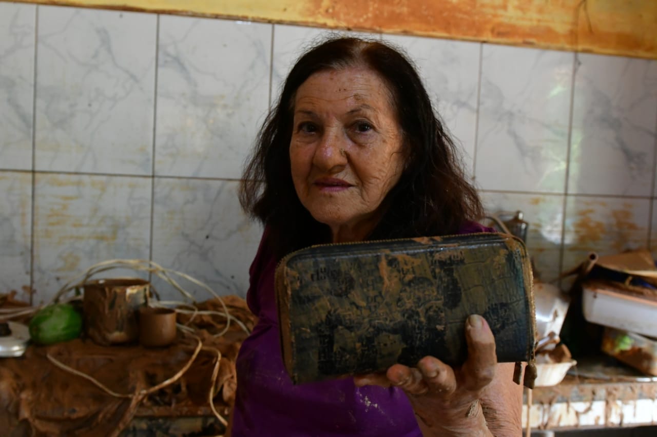Moradora do município há 50 anos, Rutneia Sales voltou neste domingo (24) para ver como estava sua casa após enchente que atingiu cidade de sexta (22) para sábado (23)