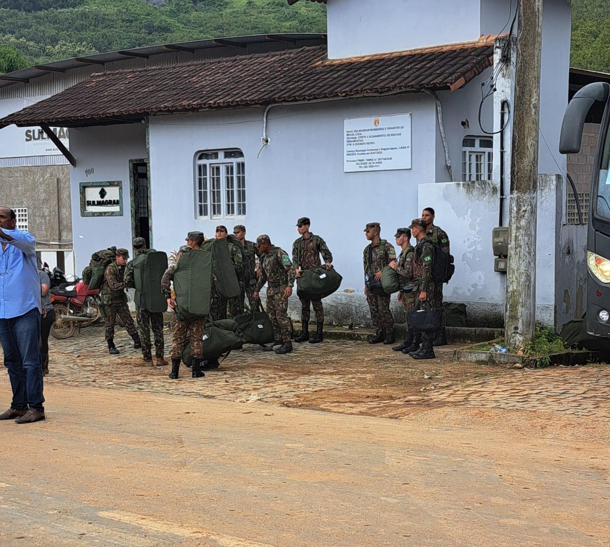 Além da Marinha, Exército também chegou a cidade de Mimoso do Sul 