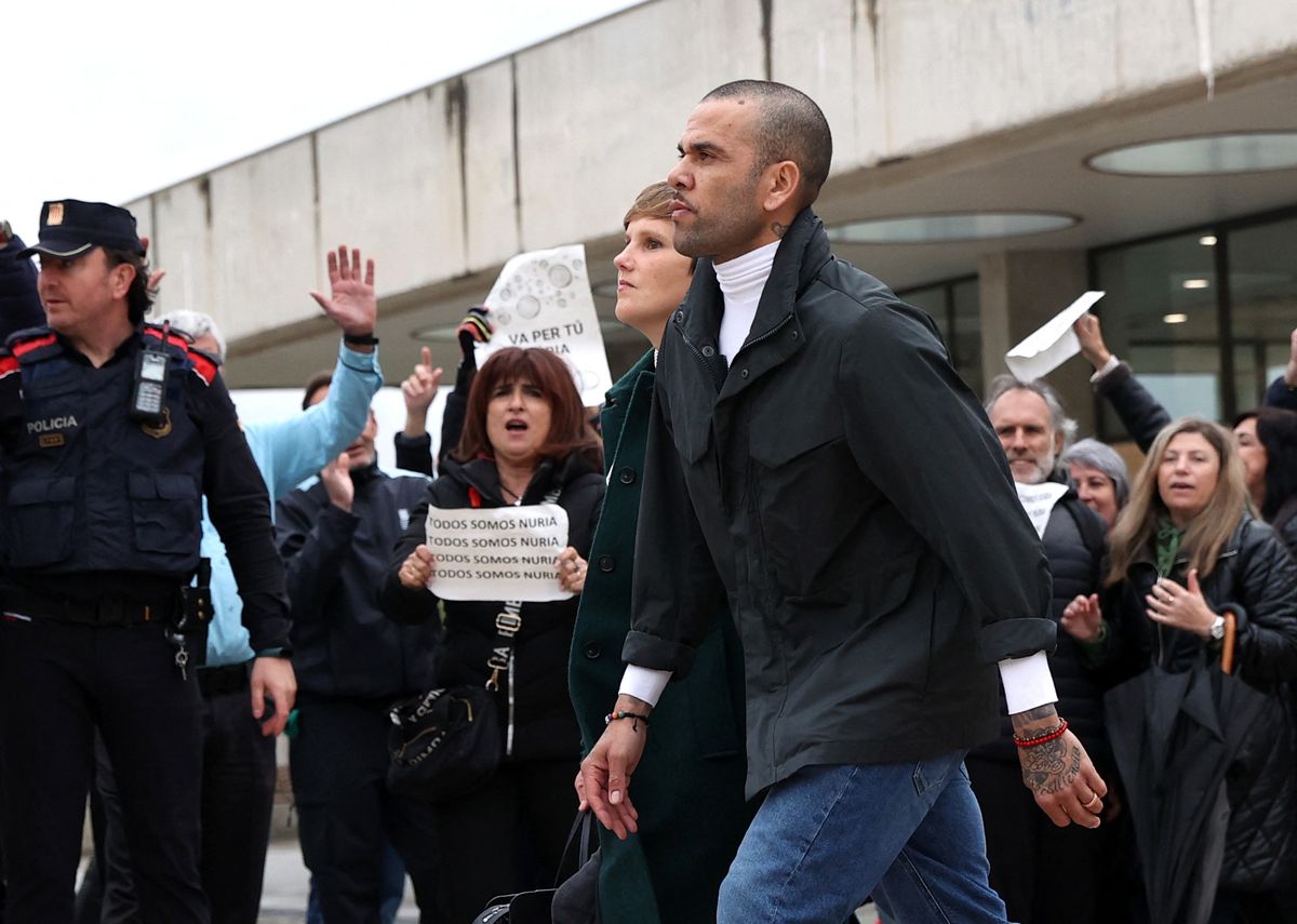 Daniel Alves deixa a cadeia sob protestos