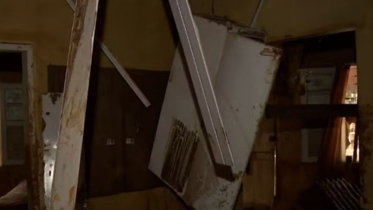 Enchente deixa geladeira pendurada no teto de casa após chuva em Mimoso do Sul, Espírito Santo