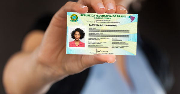 Mulher segura carteira de identidade: emissão do documento será facilitada para vítimas de violência doméstica