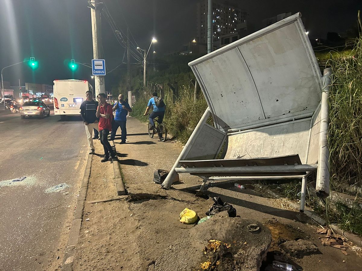 ônibus bate em ponto de ônibus e atinge três pessoas em Vila Velha