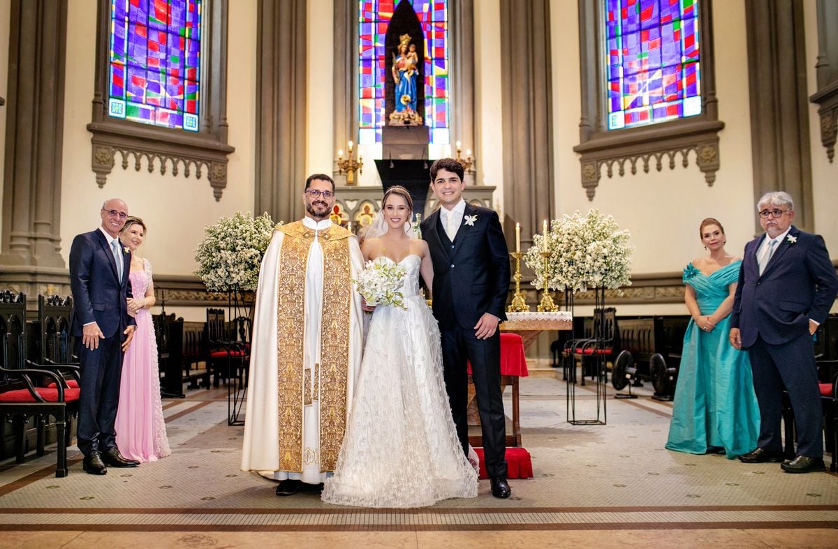 Padre Anderson Gomes e os noivos Marcela Wanderley Loureiro e Pedro Andrade 