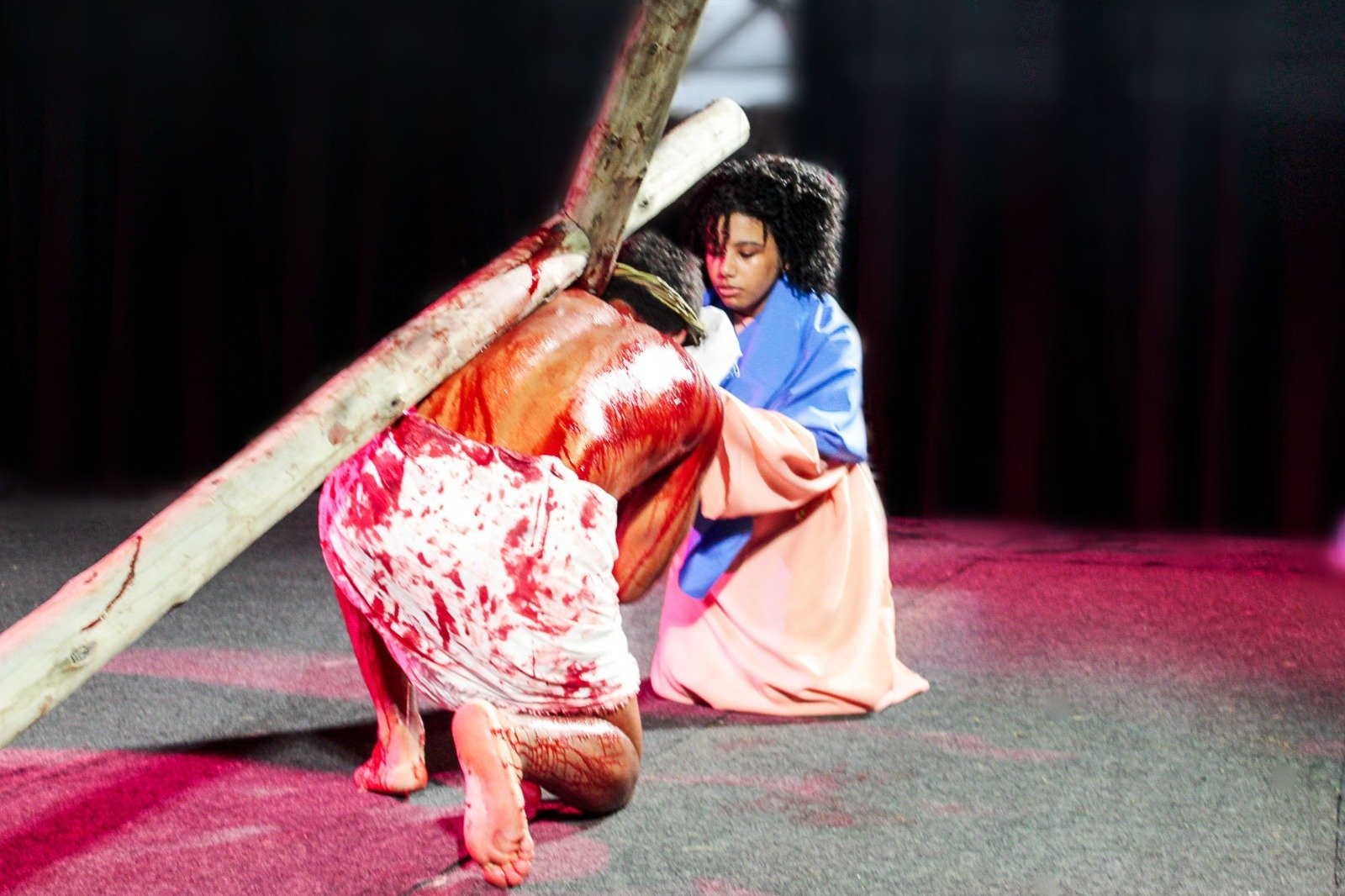 Com apresentações na Glória e na Barra do Jucu, grupos teatrais mostram os passos de Jesus até sua crucificação