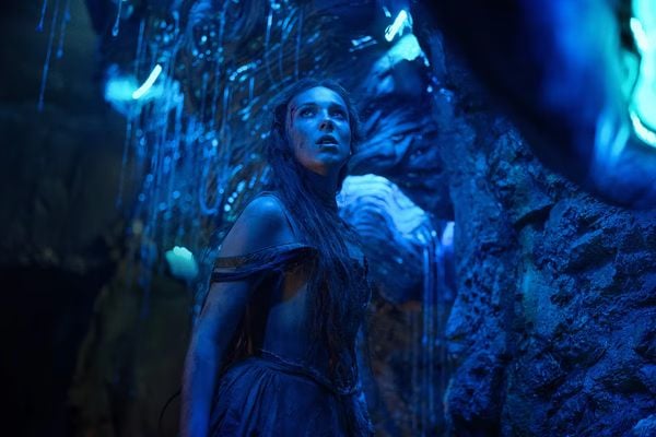 Jornada da heroína: Elodie (Millie Bobby Brown) luta pela própria vida na caverna do dragão
