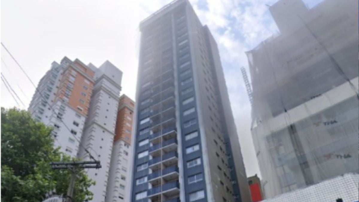 O prédio tem 27 andares e está localizado na Avenida Silva Jardim, no Água Verde, um dos bairros centrais da cidade