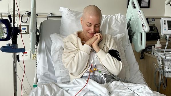 Influenciadora agradeceu a um doador anônimo pela medula óssea, descrevendo o gesto como uma segunda chance de vida após ser diagnosticada com leucemia mieloide aguda