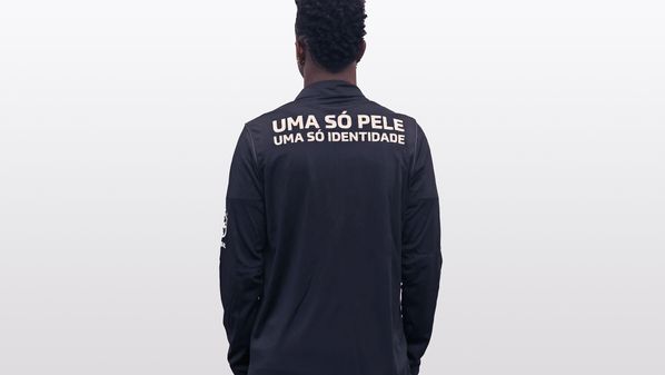 A proposta do deputado Lucas Scaramussa (Podemos) se propõe a criar ações de interrupção da partida se houver reincidência, bem como o encerramento do jogo ao tratar-se de ofensas racistas generalizadas