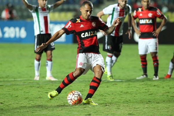 Alan Patrick marcou o único gol do Flamengo na partida