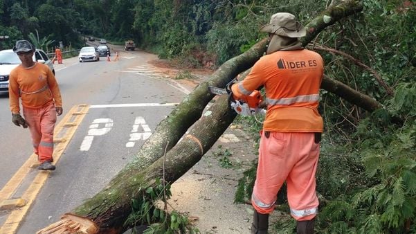 Força tarefa é montada para reconstruir estradas no Sul do ES por Divulgação/ DER 
