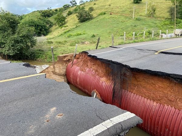Força tarefa é montada para reconstruir estradas no Sul do ES por Divulgação/ DER 