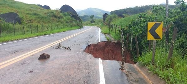 Força tarefa é montada para reconstruir estradas no Sul do ES por Divulgação/ DER 