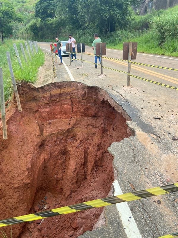 Força tarefa é montada para reconstruir estradas no Sul do ES por Divulgação/ DER 