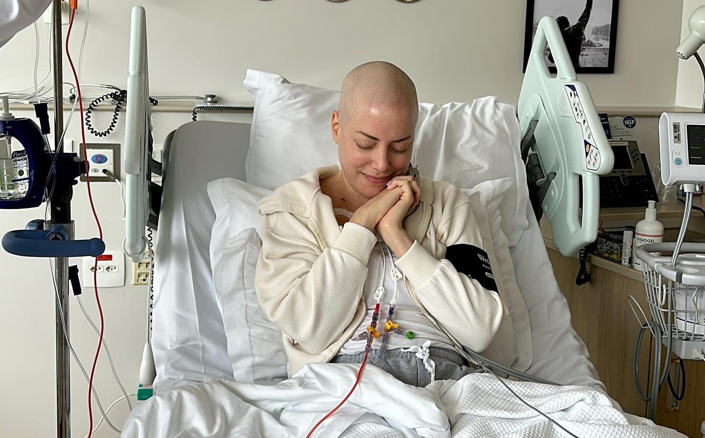 Influenciadora agradeceu a um doador anônimo pela medula óssea, descrevendo o gesto como uma segunda chance de vida após ser diagnosticada com leucemia mieloide aguda