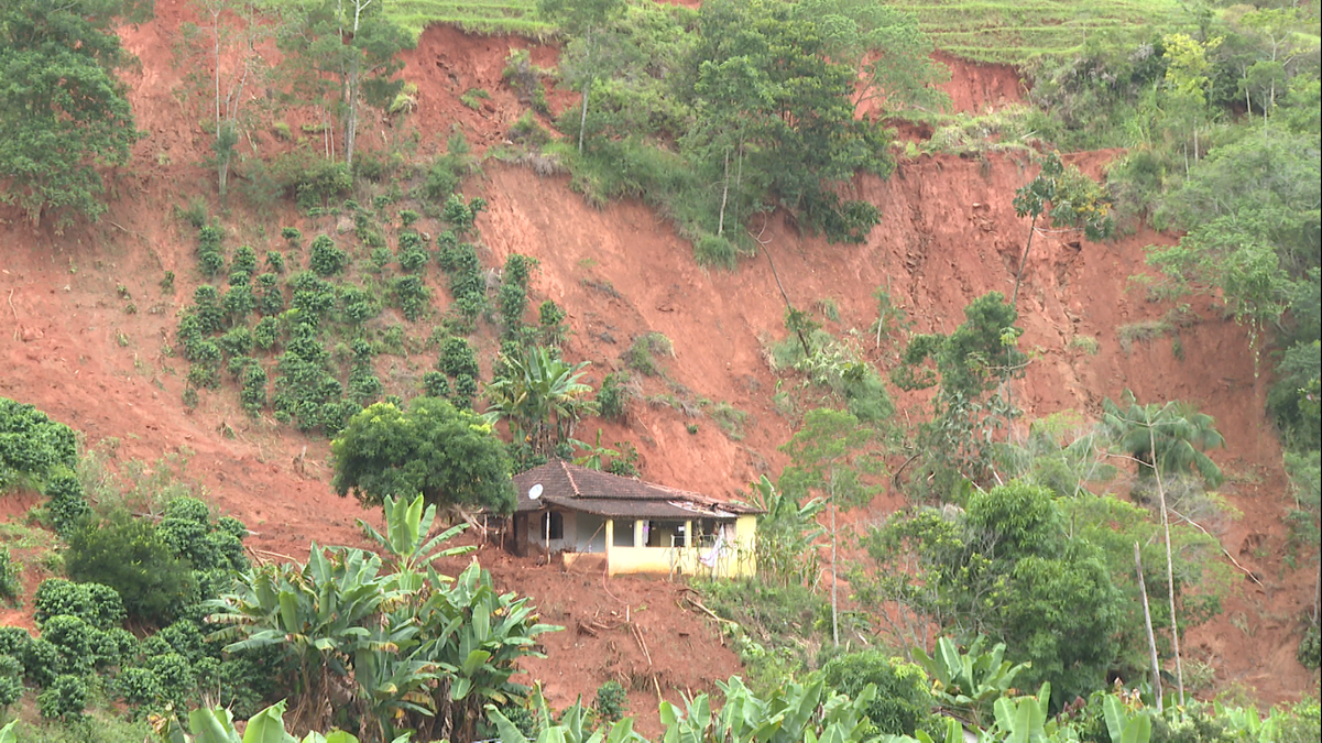 Menina de oito anos visitava o avô quando casa foi soterrada em Mimoso do Sul