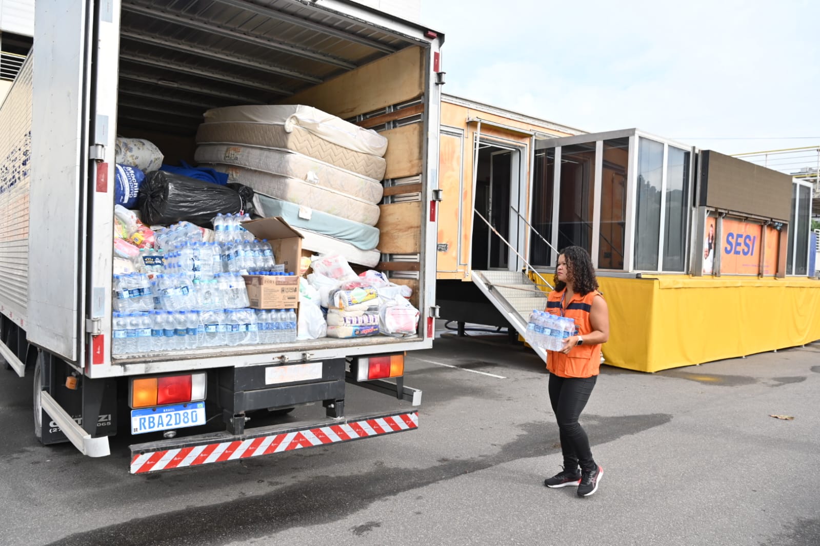 Vitória e Findes enviam carreta com cozinha para preparar marmitas em Mimoso do Sul (Marcos Salles/PMV)
