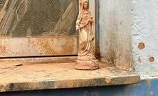 Coberto de barro e com a base trincada, pequeno objeto de devoção apareceu na sacada da janela da prefeitura da cidade mais atingida pela tragédia no Espírito Santo