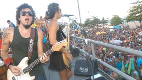Banda Manimal faz show na Praia de Camburi após desfile do Bloco Tô Bêbo, em 2006