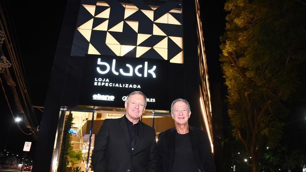 Carlos e Beto Marianelli receberam designers e arquitetos para a  inauguração da loja Black nesta quarta-feira (27)