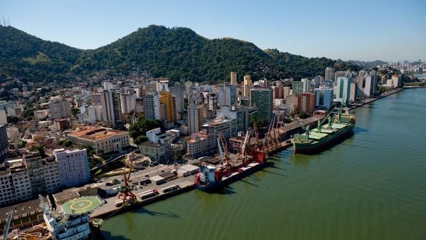 O equilíbrio entre setores tradicionais e novas atividades potencializa o desenvolvimento sustentável, mas é necessário qualificar a mão de obra local, melhorar a infraestrutura de transporte entre regiões e fortalecer institucionalmente municípios menores