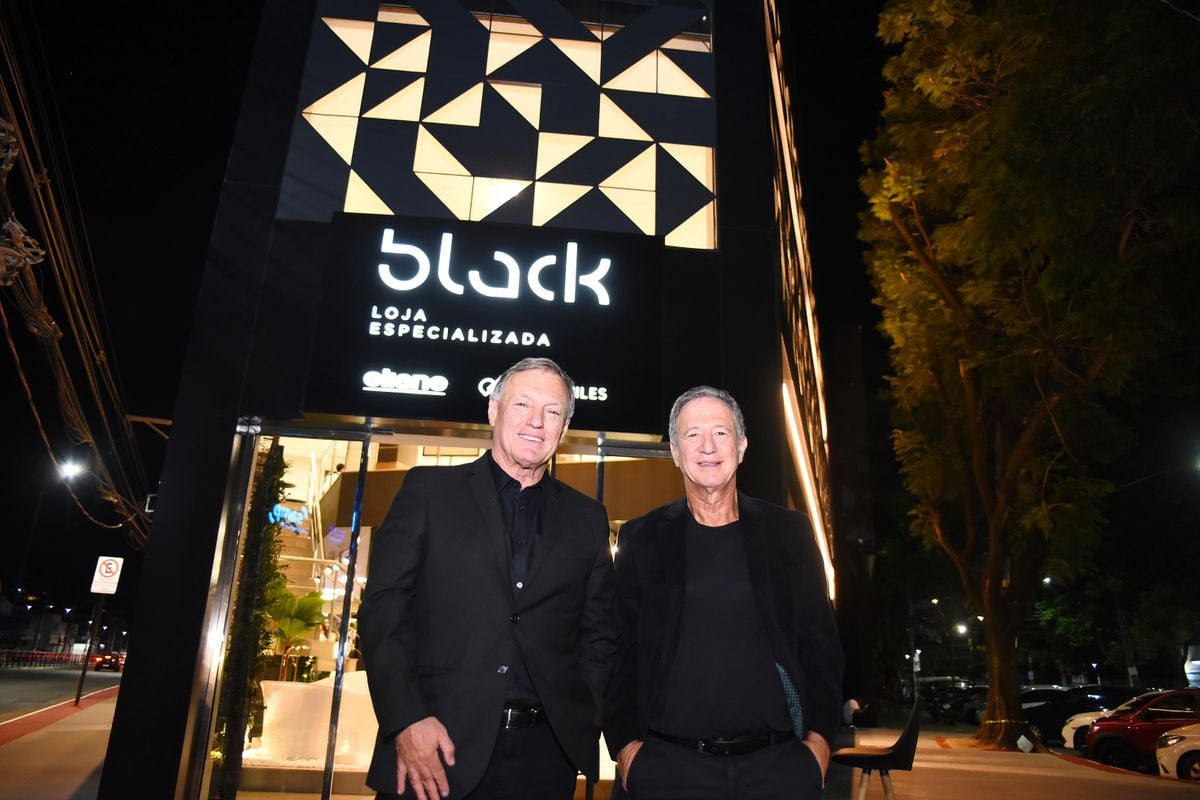 Carlos e Beto Marianelli receberam designers e arquitetos para a  inauguração da loja Black nesta quarta-feira (27)
