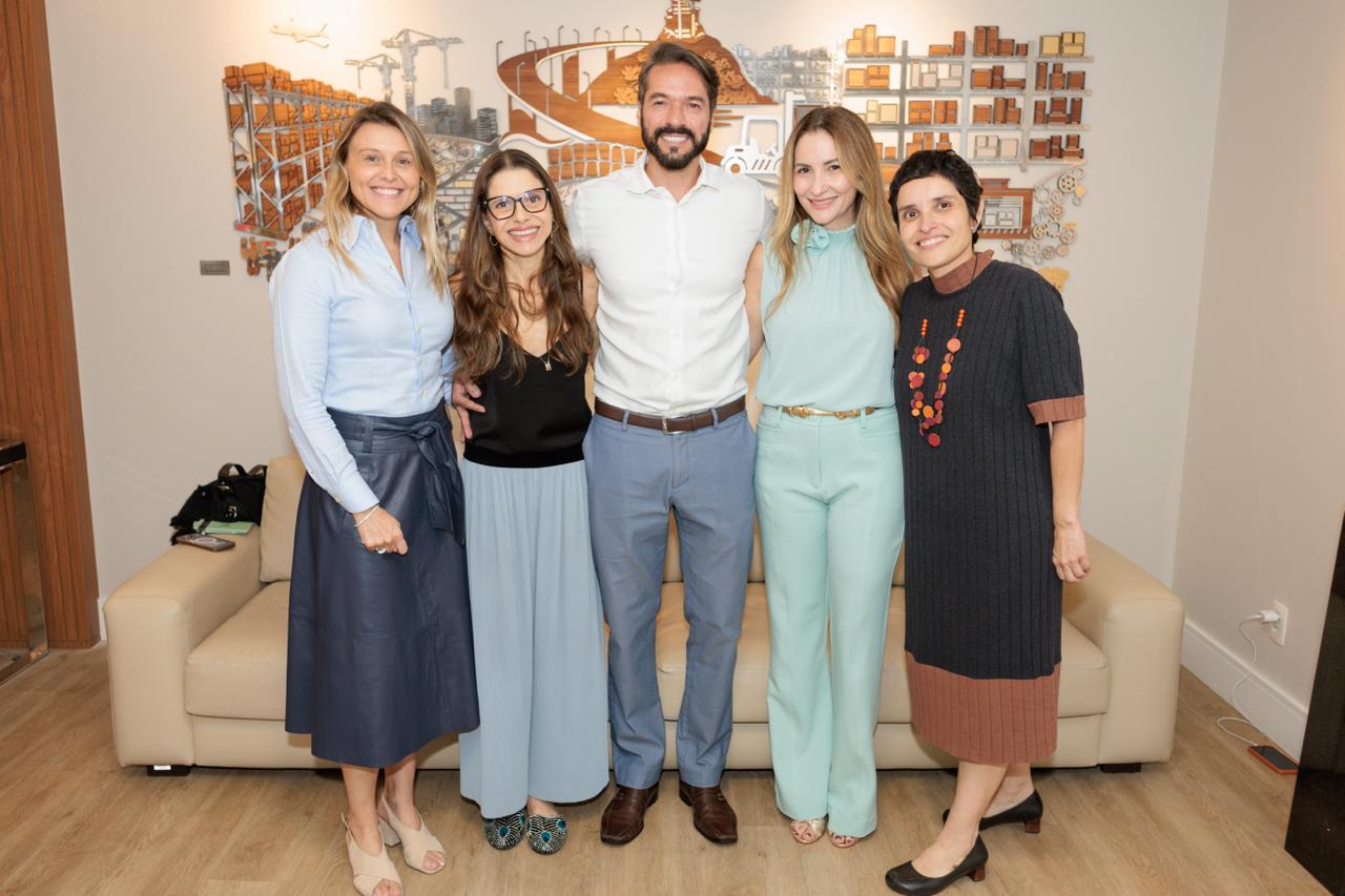 As advogadas Ester Santana e Letícia Simonetti promoveram o painel com a participação de famílias capixabas
