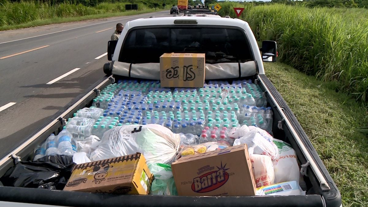 Jipeiros saem de Linhares para levar roupas e alimentos a Mimoso do Sul