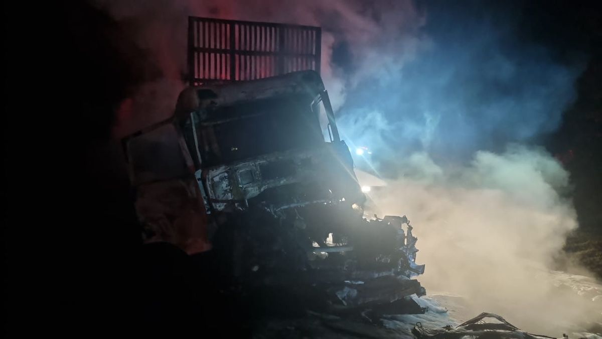 Veículo envolvido em acidente na BR 101, em Ibiraçu, depois foi atingido por fogo 