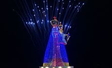 Imagens de Nossa Senhora da Penha com 17 metros e mais de 100 mil lâmpadas foram acesas neste sábado (30); saiba os locais em que estruturas estão instaladas