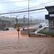 Imagem - Em apenas 15 minutos, chuva alaga acesso a bairro na Grande Vitória