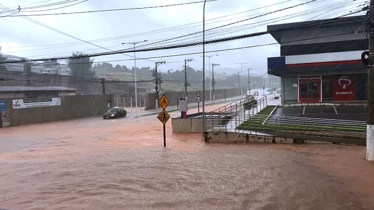 Entrada do bairro Marcílio de Noronha, em Viana, fica alagada após forte chuva