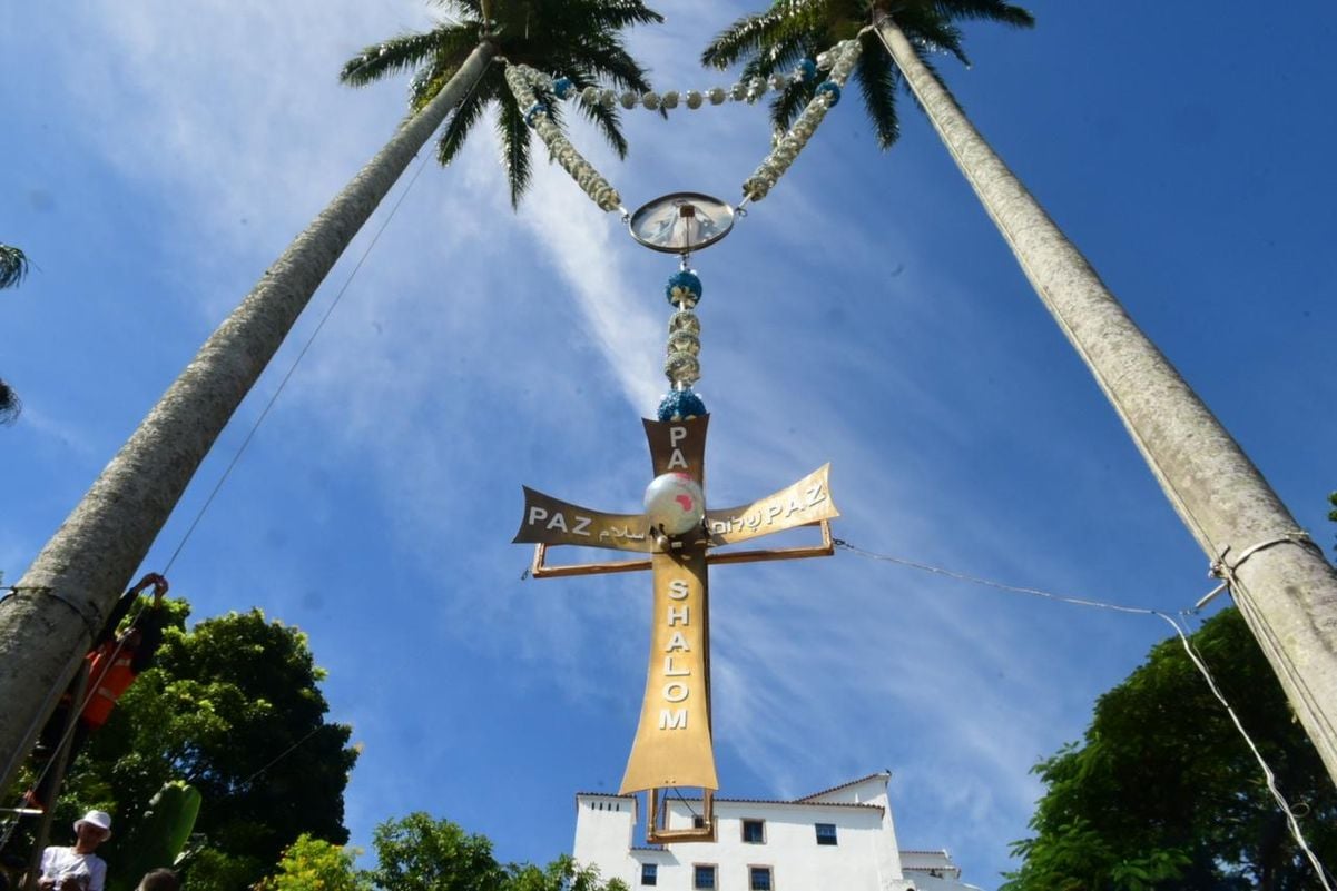 Terço Gigante é montado entre as palmeiras do Convento para a Festa da Penha 2024