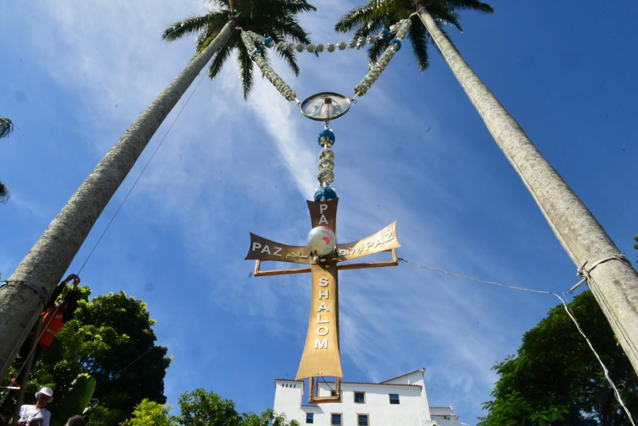 Há 26 anos o terço é instalado na véspera do início da Festa da Penha entre as duas palmeiras do Convento da Penha