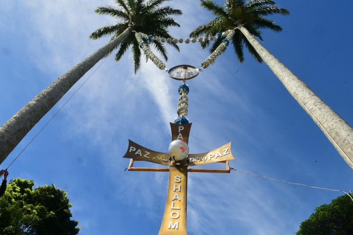 Terço Gigante é montado entre as palmeiras do Convento para a Festa da Penha 2024 por Carlos Alberto Silva