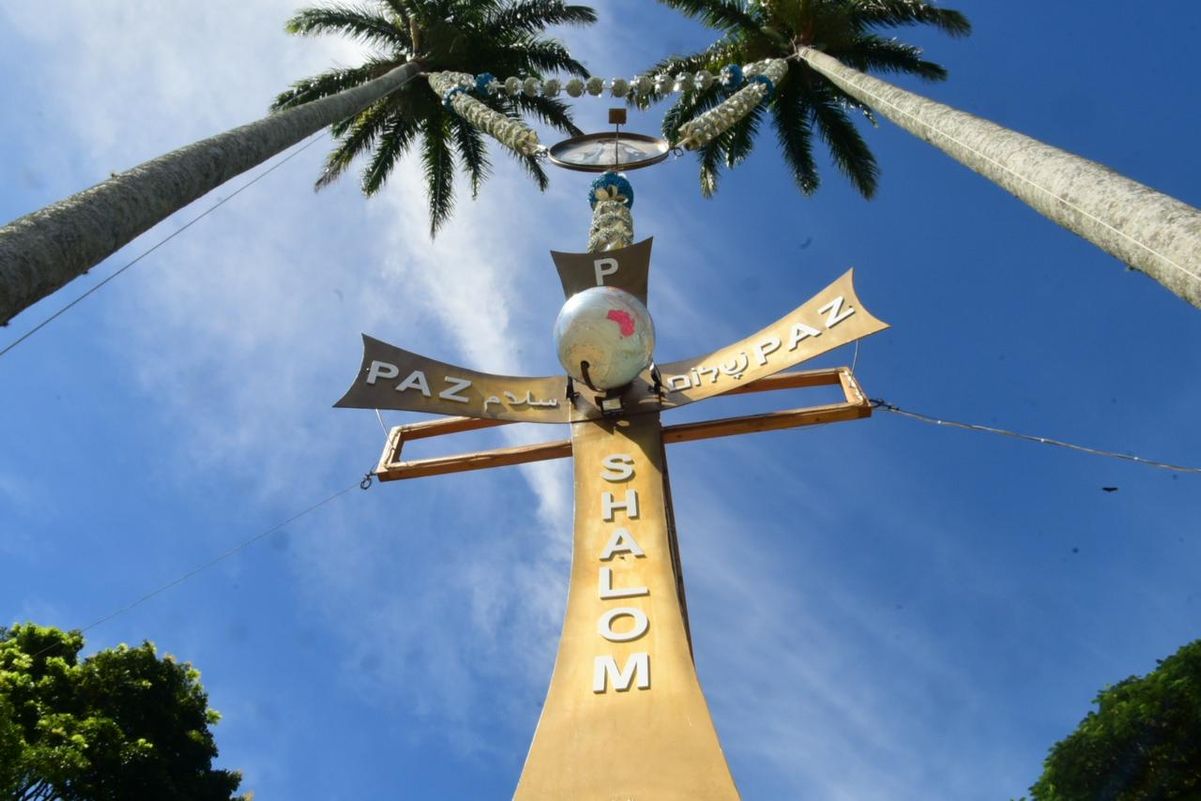 Terço Gigante é montado entre as palmeiras do Convento para a Festa da Penha 2024 por Carlos Alberto Silva